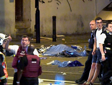 Καρέ-καρέ η ακινητοποίηση του μακελάρη του Λονδίνου απ' το πλήθος - Φώναζε «Θα σκοτώσω όλους τους Μουσουλμάνους!»